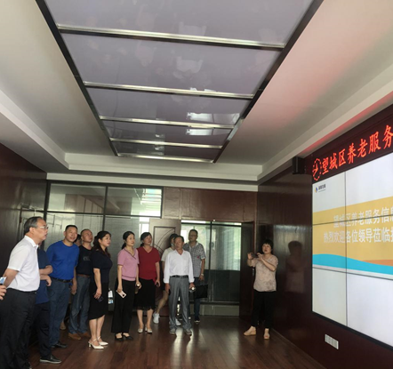 長沙、湘潭市人大調(diào)研發(fā)展養(yǎng)老公司雷鋒路社區(qū)居家養(yǎng)老服務(wù)中心