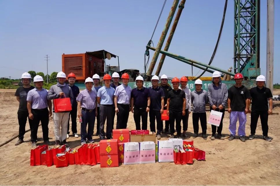 集團工會領(lǐng)導(dǎo)高溫下深入沅江項目建設(shè)地慰問一線職工