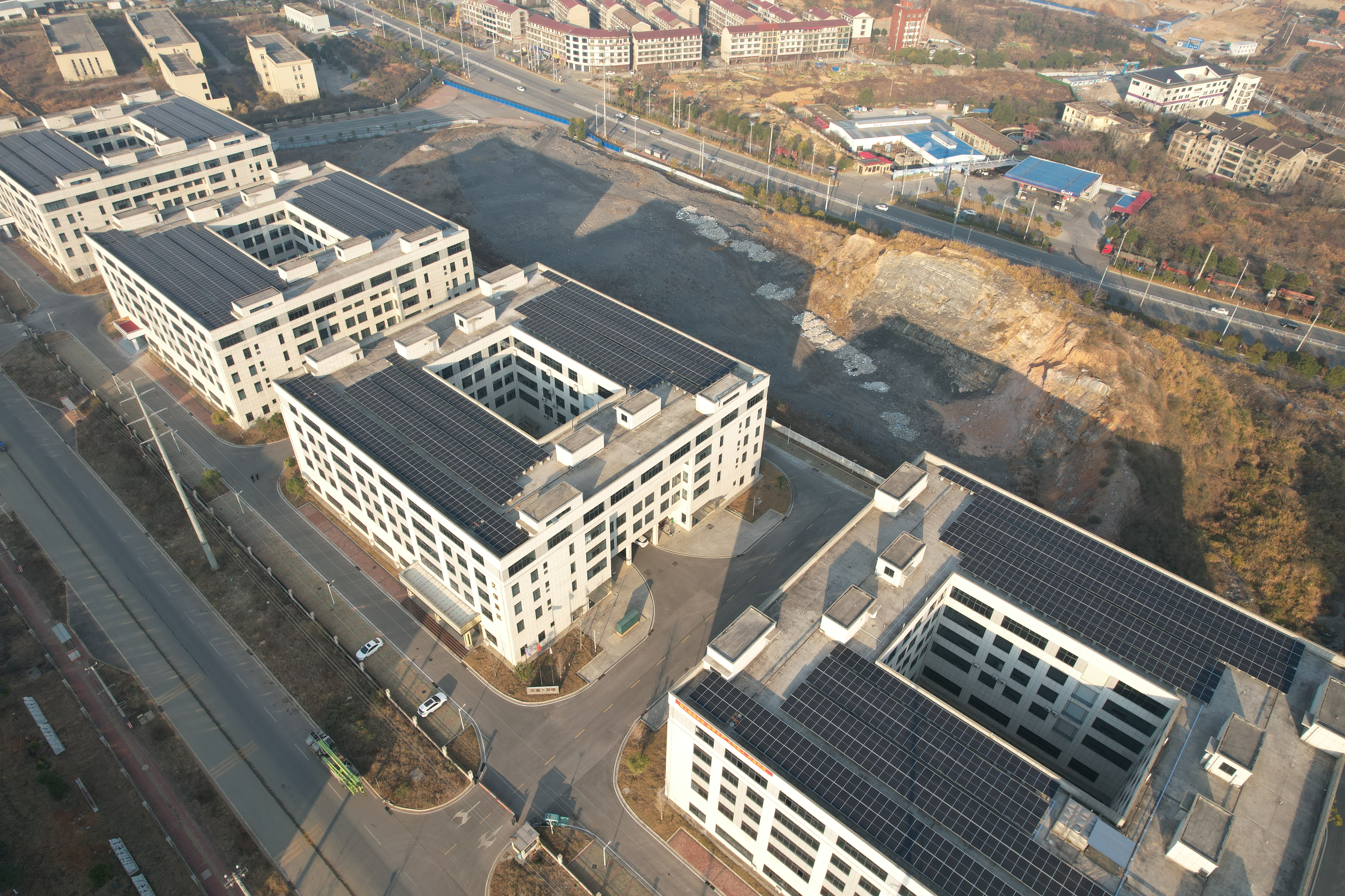 湖南發(fā)展婁星產業(yè)開發(fā)區(qū)屋頂分布式光伏項目首批光伏方陣成功并網發(fā)電