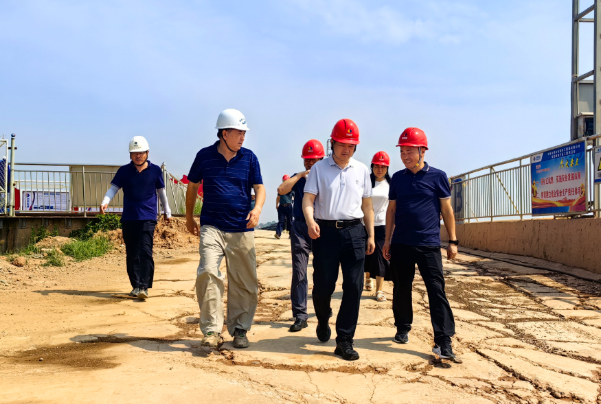 張小雁赴株洲航電開展項目建設(shè)攻堅調(diào)研和“夏送清涼”慰問活動