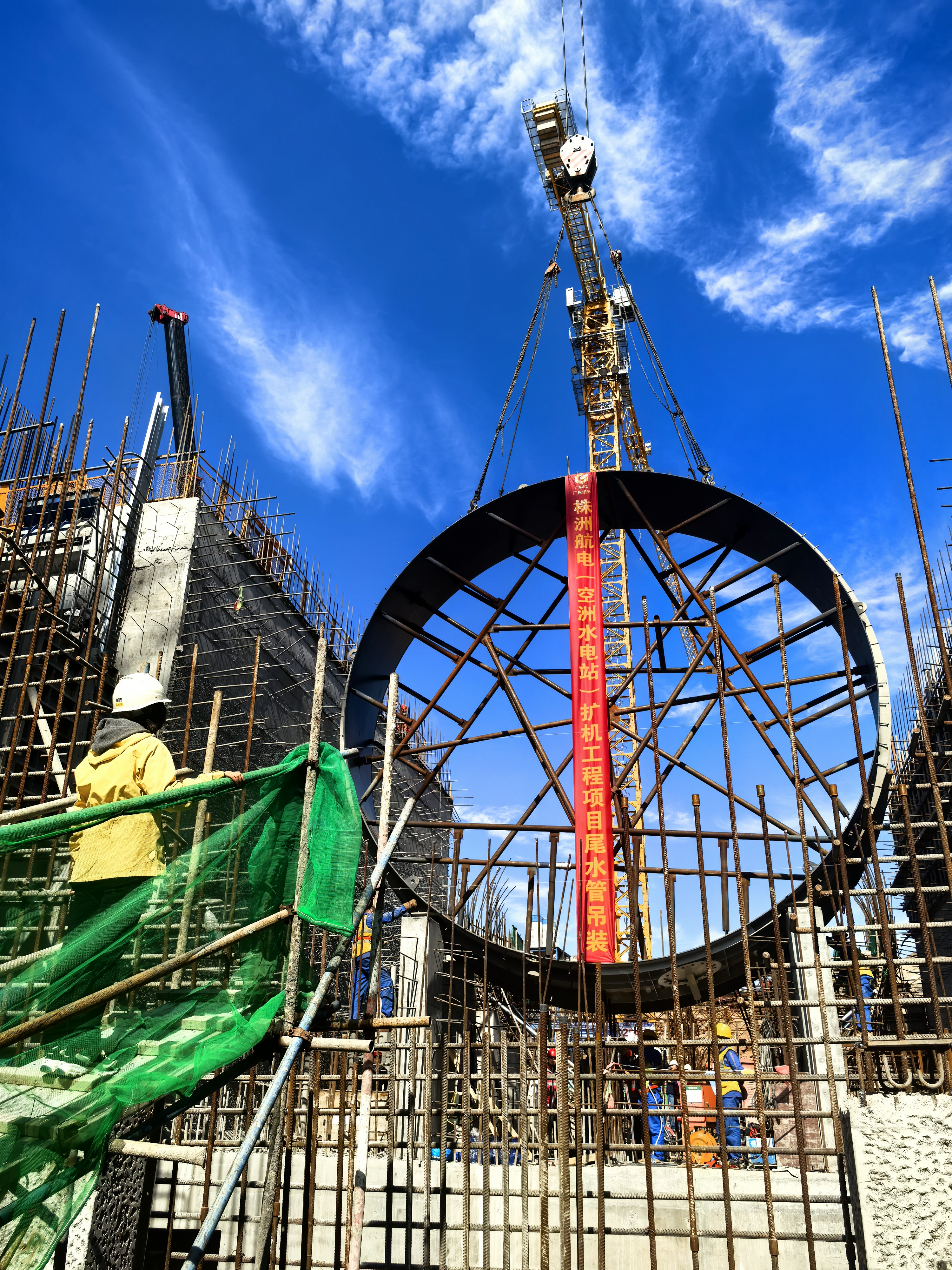 株洲航電（空洲水電站）擴機工程項目 首節(jié)尾水管順利完成吊裝