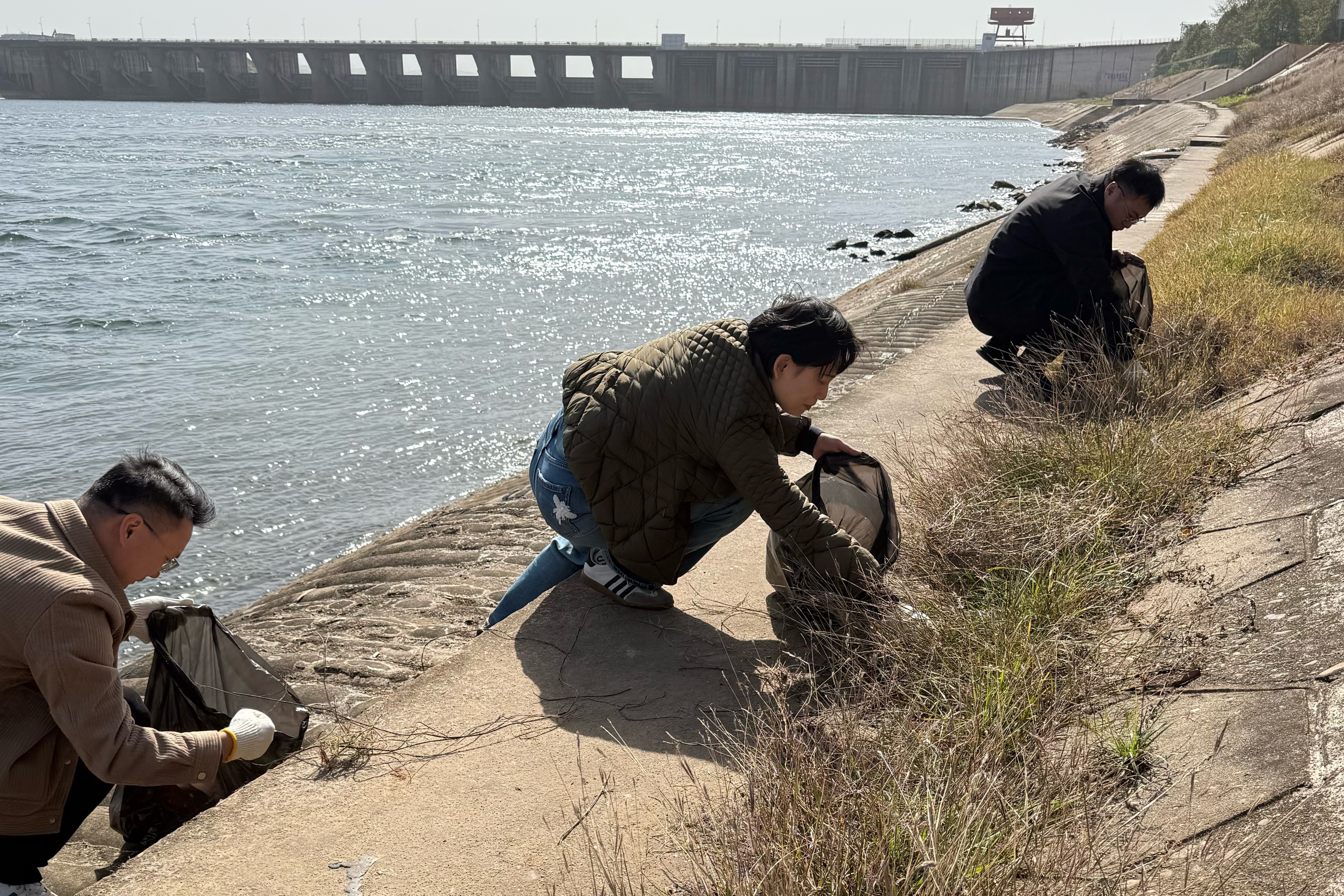 清流映黨旗 實干踐初心——發(fā)展新能源黨支部開展“守護河道生態(tài)”主題黨日活動